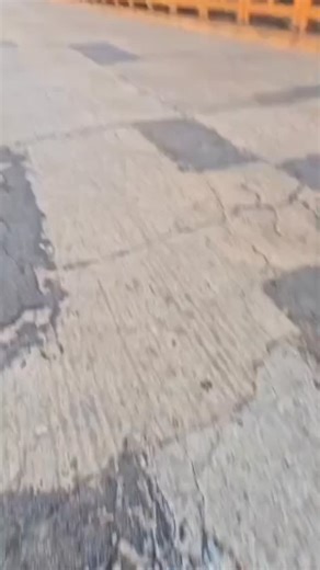 Ponte Torta na BR-265, sobre o Lago de Furnas, preocupa motoristas em Carmo do Rio Claro Vídeo mostra ferragens expostas e estrutura deteriorada; DNIT ainda não se manifestou sobre situação Motoristas que passam pela ponte na BR-265, no trecho que cruza o Lago de Furnas, em Cabo do Rio Claro, no Sul de Minas, têm demonstrado preocupação com as condições da estrutura. Um vídeo gravado por um homem que parou no local mostra buracos na pista, ferragens expostas e a ausência de parte da proteção lat