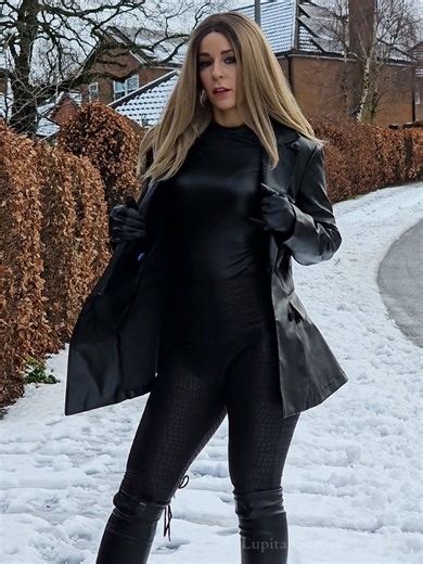 Stylish Leather Outfits for Snowy Days