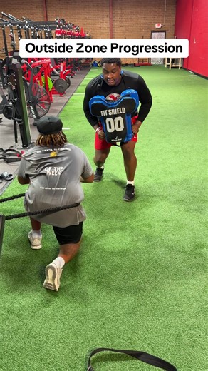 Here’s a simple outside zone drill progression. 1. Drive starts from a knee (can be resisted or unresisted) 2. Reach block from a stance (can be resisted or unresisted) #offensivelineman #offensiveline #outsidezone #rungame