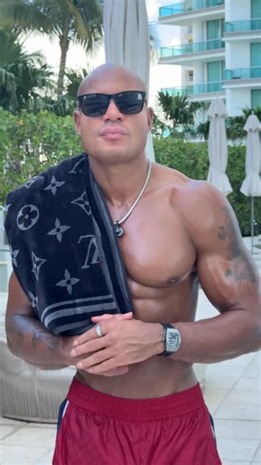 Fitness myths debunked! Comment the word “six pack” below to get my free fat lost guide 👇🏾 | Brandon Carter