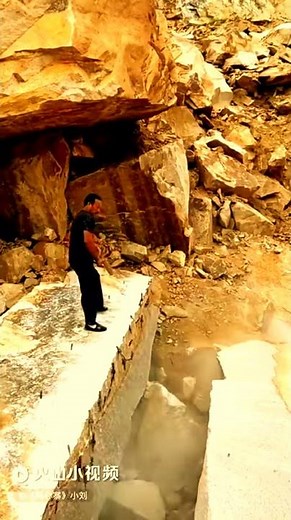 Splitting a huge rock with Plug and Feather method