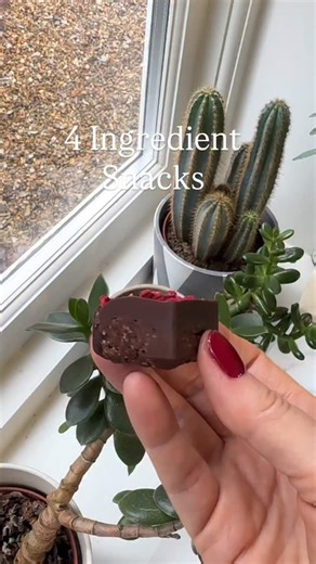 Recipe 👇 Mini Brownie Bites. Only 4 ingredients. Ideal for Valentines. I haven’t had time to upload this one to my website so the recipe is included below. Base ingredients: 1 cup ground almonds (100g) 1.5 cups soft medjool dates (225g) 3 tbsp cacao powder Toppings 100g dark chocolate Handful of freeze-dried raspberries, optional 1️⃣ Add all the base ingredients to a food processor and blend until smooth. Add in 1-2 tbsp of water as you blend. This will help the mixture come together. 2️⃣ Separ