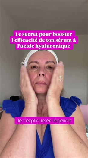 Tu appliques chaque jour ton sérum à l’acide hyaluronique mais ta peau tiraille, reste inconfortable ? Je ne suis pas surprise ! 9 femmes sur 10 font l’erreur d’appliquer leur sérum sur peau sèche. Pourquoi c’est une erreur ? Parce que l’acide hyaluronique est un humectant, pas un hydratant au sens strict. Son rôle n’est pas d’apporter de l’eau, mais de la capter et de la retenir. D’un point de vue biologique, cette molécule a la capacité de fixer jusqu’à 1 000 fois son poids en eau. Mais encore