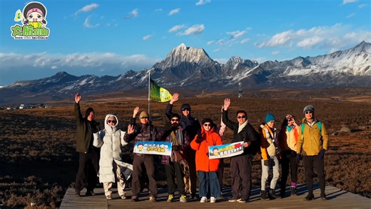【🏔️11.12 大航假期 #牛背山雲端之境 香港直航成都6日 🛫】美景回顧🎬️ 🎥跟住我哋嘅航拍鏡頭，再次回味一下雪山、雲海、夕陽帶嚟嘅震撼時刻！ 🌄登上 #牛背山 視野極開闊，雲層翻滾、金光映照雪峰，成個畫面靚到唔捨得眨眼✨ 🌅嚟到 #漁子西 陽光照射喺雪山頂峰，呈現出「日照金山」奇觀！ 🔥抵達 #成都 老火鍋配變臉表演，氣氛十足，味道同表演都一樣精彩！ 🗻打卡 #四姑娘山 雙橋溝 雪山與溪流交織出純天然嘅美景，每一刻都值得珍藏 🏘️走入 #甲居藏寨 山坡上木屋與石屋散落其間，充滿民族風情、氛圍勁Chill 🪐欣賞 #墨石公園 嘅灰黑色石林延綿開去，有種置身異域世界嘅Feel 🌉踏上 #瀘定橋 鐵索橋橫跨急流，歷史氣息好濃烈~ 💛大航團隊全程照顧周到，即使喺高海拔地區，都玩得安心又寫意！ －－－－－－－－－－－－－－－－－－－－ 👉團號：CCTUU06N 💰會員價：$6199起 📆已成團：5/12, 14/12, 21/12, 24/12, 11/1, 14/1, 23/1, 8/3, 13/3, 20/3, 27/3 📆快成團：7/1, 9/1, 