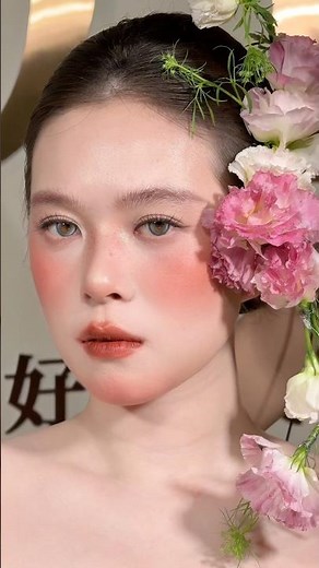 A soft, romantic bridal look inspired by fresh flowers and effortless French elegance. ✨