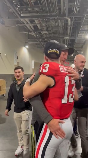 Matthew Stafford congratulates Georgia Football’s Stetson Bennett after the game 🐶❤️ | College Football on FOX