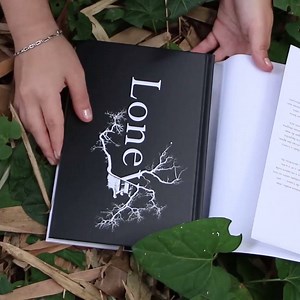 "Loney vai pegar você em silêncio, e você estará esperando por isso tão cegamente que só vai perceber depois que já tiver sido tomado pelo horror. E no final vai pensar: Como eu pude não ver isso acontecendo?" Livro de estréia de Andrew Michael Hurley, Loney é um thriller que aos poucos consome a atenção do leitor em torno dos mistérios do lugar onde acontecimentos bizarros mudaram a vida de uma família inglesa. Leia um trecho: https://goo.gl/u9I3w2 | Editora Intrínseca