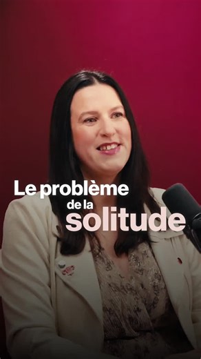 Cindy Pinchart on Instagram: "Plus ta vie est active, plus tu risques de t'isoler. Tu vis peut-être ce paradoxe. Tu te sens seule parce que tu joues des rôles en permanence. Tu t'effaces derrière la mère, l'épouse ou la professionnelle. Tu mets tout au service des autres, et tu finis par t'oublier. Mais quand tu te sens seule, tu as tendance à t'isoler encore plus. Pourtant, tu as un besoin vital de te relier aux autres, de parler de tes émotions et de ton histoire. Quand tu t’assois en cercle a