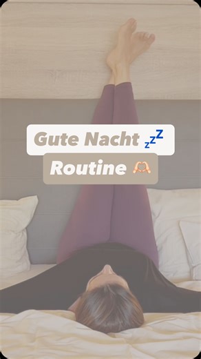 Nadine I Yoga & Bewegung on Instagram: "✨ Deine Gute-Nacht-Routine für entspannte Muskeln & tiefen Schlaf ✨ 👉 Wenn du abends im Bett deine Füße an die Wand stellst und die Beine sanft nach rechts und links bewegst, entspannt sich dein unterer Rücken. 👉 Legst du ein Bein über das andere und schaukelst zwanzigmal hin und her, löst sich die Spannung in deiner Hüfte. (Seite wechseln und wiederholen) 👉 Streckst du beide Beine nach oben und schaukelst nach rechts und links, spürst du, wie sich dein