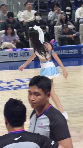 애리조나 on Instagram: "애리 산타걸이 말아주는 첫눈 챌린지 ☃️ #고애리 #고애리치어리더 #용인삼성생명블루밍스 #첫눈챌린지"