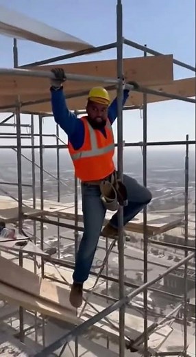 Scaffolding Collapse Shock – Extreme Construction Moment