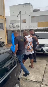 650K views · 2.8K reactions | Vídeo da chegada à DP. Policiais militares do 41º BPM (Colégio), após do Disque Denúncia (2253-1177), prenderam na manhã desta sexta-feira (25), na Estação do Metrô, na Avenida Pastor Martin Luther King Júnior., em Irajá, Zona Norte do Rio, o criminoso, foragido da Justiça, Marcelo Dantas Filgueira, de 44 anos. Ele é acusado de colocar fogo na casa da ex-companheira, por não aceitar o fim do relacionamento. | Procurados | Facebook