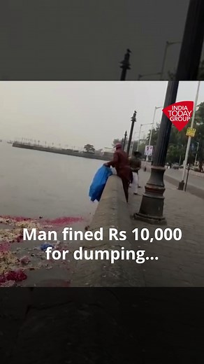Mumbai police files FIR against a man for throwing garbage in sea opposite Gateway of India. The Brihanmumbai Municipal Corporation has imposed a fine of Rs 10,000 for violating cleanliness norms. Two people recorded the video and put it on social media platform and tagged Mumbai police. 🎥 credit: Saurabh Vaktania #Garbage #MumbaiPolice #GatewayOfIndia | India Today