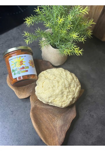 Coucou mes rayons du ☀️ Contenu sans musique. Merci de liker, commenter et partager la vidéo pour m’aider à travailler l’algorithme. Aujourd’hui, je vous partage une recette de pastel / fataya 🇸🇳 et pâté🇲🇱 Déjà, il faut savoir qu’avec le temps les recettes ont évolué. Dans la recette traditionnelle, il y avait uniquement de l’eau, pas d’œuf, et du beurre ou de l’huile. La différence entre le pâté et le pastel, c’est que le pâté a une pâte bien plus volumineuse. Le vrai pastel doit avoir une 