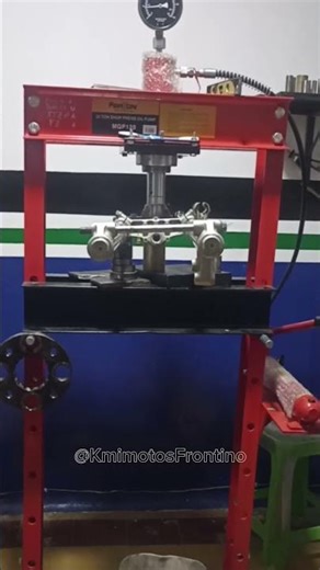 KLX 150 front end alignment 👌🏻 #learningwithkmimotos #kmimotosfrontino #motorcyclemechanics