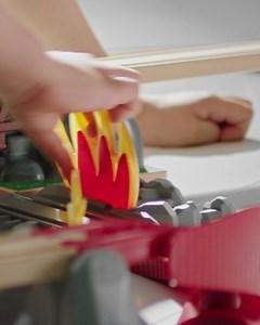 Die alte Holzbrücke in der BRIO World droht einzustürzen. Jetzt ist...