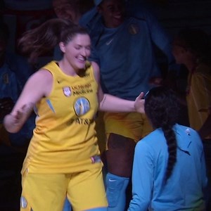 Happy #NationalHandshakeDay 🤝🏀 Watch us work. www.wnba.com/tickets/ | WNBA