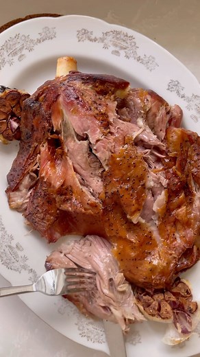 1.4M views · 67K reactions | Slow-Roasted Lamb Shoulder ❤️ This is what I made for dinner tonight #sundayroast #sundaydinner #roastlamb #roastdinner #f52community #lambshoulder #slowroasted #melizcooks | Meliz Cooks | Facebook