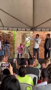 121K views · 10K reactions | Olha essa história: o Wallace Nogueira, de 14 anos, é aluno da nossa rede e filho da Maria da Glória, que é gari aqui no Rio. Ele fez a Olimpíada Carioca de Matemática sem contar pra ninguém. Quando a diretora ligou pra mãe dele pra avisar que o Wallace tinha vencido e ia pra Disney e Nasa, ela achou que ele tinha feito alguma besteira 藍 Parabéns, Wallace e dona Maria da Glória! | Renan Ferreirinha | Facebook