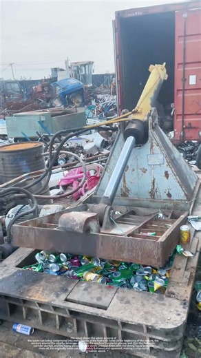 Real shot of the recycling site: Hundreds of cans were pressed into square bricks in an instant