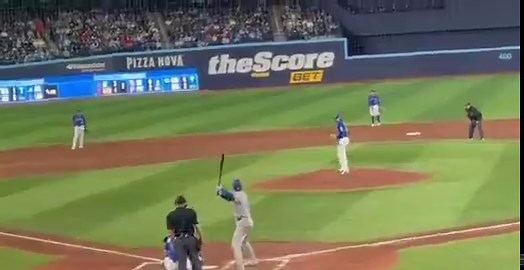 【衝撃】大谷翔平さん、相手の新人捕手の手が腕にぶつかり、大声で「ファ◯ク！」と叫んでしまう相手捕手の母国でもこの件はニュースになり「大谷はこれ以上どれだけ大げさになれるんだ」などの反応があったという。こわっ！#大谷翔平 #MLB