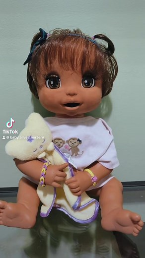 𝙿𝚘𝚠𝚍𝚎𝚛𝚒𝚗𝚐 𝙳𝚊𝚑𝚕𝚒𝚊 𝚃𝚒𝚗𝚝𝚒𝚗𝚐 𝙷𝚎𝚛 𝙻𝚒𝚙𝚜! 💄❤︎︎ #babyalive2006 #babyalive2006softface #babyalive #babyalivedoll #babyalivenursery #babyalivetiktok #babyalivemom #babyalivecommunity #doll #aesthetic #fyp #fy #foryou #foryoupage #fypシ #viral #xycba