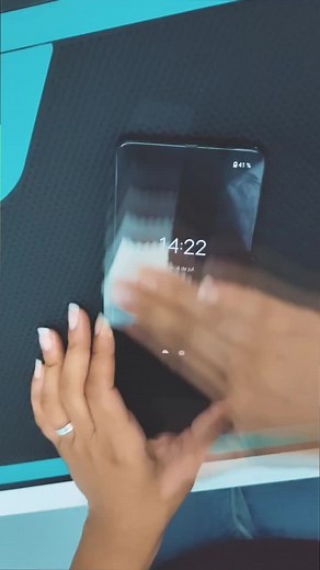 Asi de fácil de instala una mica my devia , líderes en protección y personalización de celulares y plotters #plotter #ideasdenegocios #emprendimiento #celulares #micas