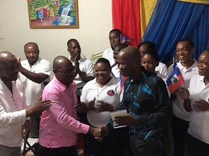 Sa vrèman bèl! Gad Jan yon gwoup sitwayen konsyan nan vil okay onore komisè Muscadin pou bon travay l'ap fè. | Tande koze