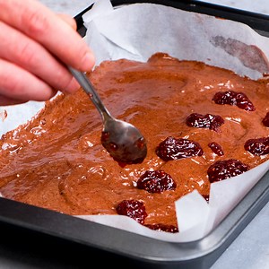 152K views · 582 reactions | Úžasný rychlý dort pro začátečníky. Naprosto výtečný! Ingredience: žloutky 10 ks bílky 10 ks vanilkové aroma 1 lžička olej 100 ml prášek do pečiva 1 balení mouka 10 lžic kakao 3 lžíce malinový džem Turecký med pečeme na 180°C 30 minut pánev 34/22 cm | Chutný.TV | Facebook