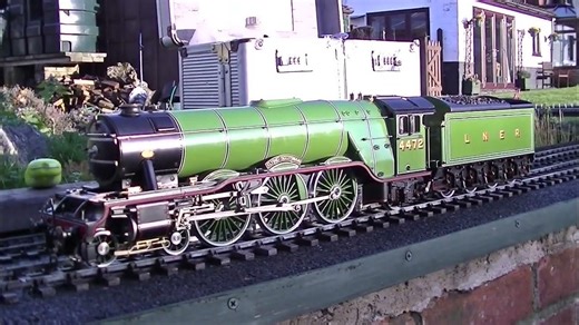 英格兰火车迷展示无线电控制的飞翔的苏格兰人号蒸汽火车模型