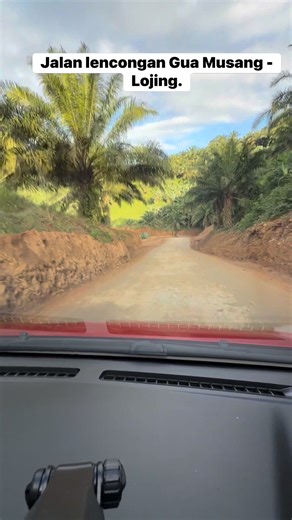 Jalan ni dibuat oleh orang persendirian. Jalan ni sejauh 2 kilometer. Jalan ini dibuat oleh tuan tanah sendiri. Kos buat jalan ni mencecah puluhan ribu ringgit. Kat tik tok aku tengok ramai orang kecam tuan tanah hanya kerana dia mengenakan sedikit caj kepada kenderaan yang melalui jalan ini. Untuk kereta biasa, caj cuma RM2. Motosikal percuma. Lori, hilux, rm5. Aku rasa berbaloi dah harga tu dengan kos yang telah tuan tanah keluarkan. Kalau kau rasa RM2-rm5 tu mahal, kau lalu je jalan Sungai Ko