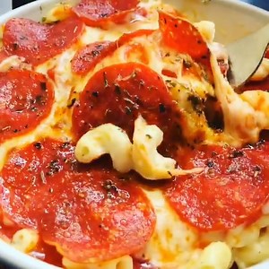 2.5M views · 32K shares | This pepperoni pizza mac and cheese is the best of both worlds. | Insider | Facebook