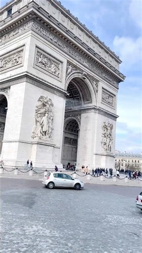 the Arc de Triomphe & Luxor Obelisk landmarks of Paris #travel #france #paris #arcdetriomphe #luxor