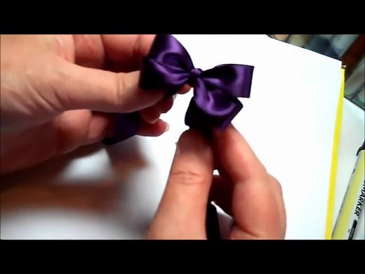 Gondoltátok volna, hogy ilyen egyszerű dupla masnit kötni szalagból? Díszítsétek ajándékaitokat ilyen gyönyörű masnikkal, Szalagot innen választhattok: http://goo.gl/iaEZe5 #masni #ajándék #csomagolás #DIY Forrás: jakheath.com | Hobbyművész