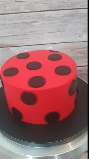 🐞❤️ Cute as a bug and twice as sweet! ❤️🐞 This playful little ladybug cake is bringing all the smiles — bright red buttercream, big polka dots, and the sweetest little face to top it all off! ✨ Perfect for birthdays, baby showers, or any little one who loves all things adorable and fun! 🥰 Would you go for a cute character cake like this or something more classic? 👀 Drop your pick below! 💬 #NoblesSweetToothBakery #CustomCakes #LadybugCake #KidsBirthdayCake #BakersfieldBaker #CuteCakes #Fonda