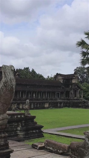 Angkor Wat in green seasons #travel #exploreoage #exploreoage #nature #traveloge #automobile