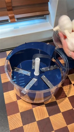 龍 Peel garlic in seconds! This electric garlic peeler saves you time & effort in the kitchen. ✔️ Fast & hands-free peeling ✔️ No mess, no smell on hands ✔️ Compact & easy to clean Do you use garlic in almost every dish?   Link in Bio  #kimigadgets #kitchenhacks #cookinggadgets #garliclover #foodprep #kitchenessentials #besthomegadgets | Rustic Elegance | Facebook