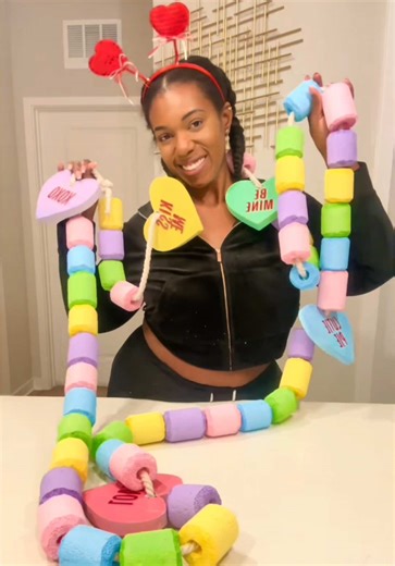 Lets recap all the diy projects ive done for #valentinesday these past two years. I always like to look back especially when I'm in a creative block to get some ideas! Stay tuned to see what #diyvalentine artwork I make next! #valentinesdaydecor #artsandcraft #giantcandy
