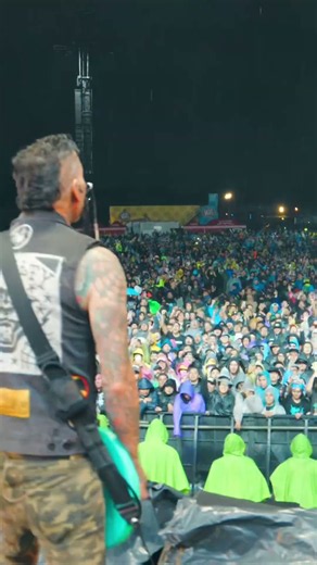 ¡Ni la lluvia pudo detener la música en @VansWarpedTourMX #mxpx #punk #warpedtour @VansWarpedTour