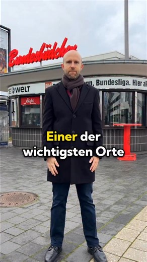 Das Bundesbüdchen in Bonn ist ein bedeutender historischer Ort. Hier im Süden der ehemaligen Hauptstadt, mitten im Regierungsviertel, war es der Treffpunkt schlechthin für den inoffiziellen Informationsaustausch. Politiker, Journalisten, Beamte und viele andere kamen hier zusammen, um sich mit Zeitungen, Getränken oder Essen zu versorgen. Dieser Kiosk der Familie Rausch geht zurück auf einen mobilen Obstwagen aus der Nachkriegszeit. Daraus entstand nach und nach 1957 der ovale Verkaufspavillon,