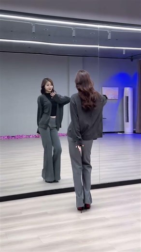 Chinese Model’s Graceful Hip Dance Performance 🤯💃