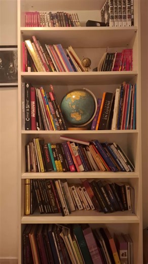 Un monde qui s'offre a vous. Il suffit parfois de pousser une porte, de laisser ses yeux glisser sur des étagères silencieuses, pour comprendre que l’on n’entre pas simplement dans une bibliothèque. On entre dans des milliers de vies. Des mondes oubliés, des idées, des rêves, des peurs… Tout ce que l’humanité a voulu transmettre, garder, comprendre. Chaque livre est une voix. Chaque page, une trace. Et quelque part, au milieu de tout cela… il y a forcément une histoire qui vous attend. Peut-être