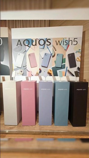 AQUOS R10搭載徠卡相機、Pro IGZO OLED螢幕，具備生成式AI電話助手，影音與智慧體驗再進化；AQUOS wish5擁有首創「搖搖防護」安全警報與AI智慧防詐，並擁有四防與環保設計。