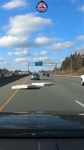 Flying Mattress A Highway Nightmare #highway #fail #mattress #dashcam #danger #moving #usa #traffic