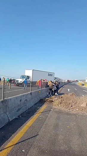 Las personas se solidarizan con los campesinos y les brindan un desayuno El Bloque de carreteras sigue asta nuevo aviso a citas médicas, hemodialisis, personas de la tercera edad y niños con urgencias se les está dando paso es libre acerquense y coméntales a los agricultores les cederán el paso | Pella Productions