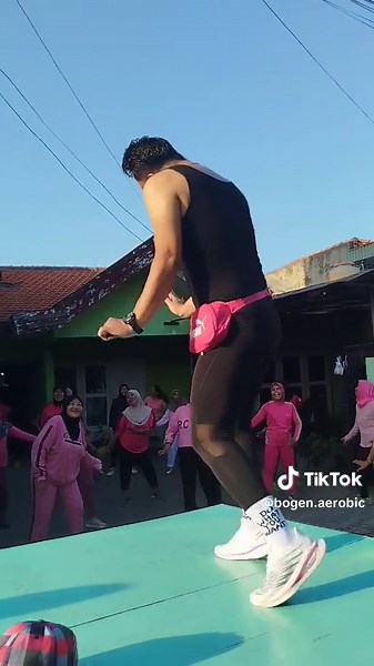 Senam Kreasi dengan Kak Ly Black