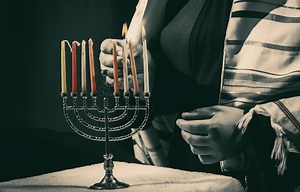 Are There Special Synagogue Services During Hanukkah? | My Jewish Learning