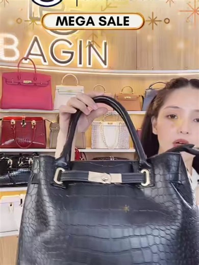 Carry confidence one look is all it takes!#trendingbag #BUYBAGINBAGIN #schoolbag #Baginoriginal #baginofficial #bagshop #affordablebag #bagsforwomen #Original #buybaginbagin #datingbag #paydaysale