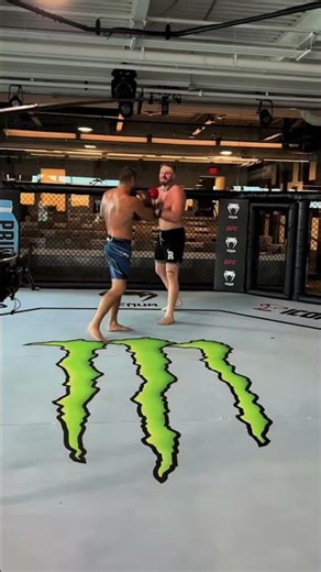 Maxx Crosby SPARRING Sean Strickland 🥊 😳