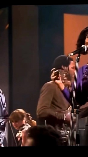 La Anécdota de "Freak out" La canción «Le Freak» de Chic nació de una anécdota de rechazo en la discoteca neoyorquina Studio 54 en 1978. Al serles negada la entrada, la banda improvisó una canción durante una fiesta posterior, tomando la frase que el guardia de seguridad les dijo al echarlos, "¡Fuck off!" y transformándola en el estribillo "¡Aw, freak out! Le freak, c'est chic". La canción se convirtió en un gran éxito, llegando al número 1 en las listas de éxitos y vendiendo millones de copias.